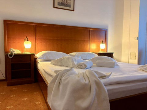 . Emma West Hotel 