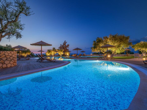 Elegance Luxury Suites (Tragaki)