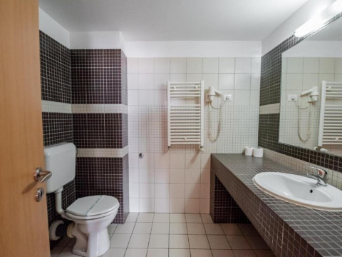 . OXFORD INN SUITES