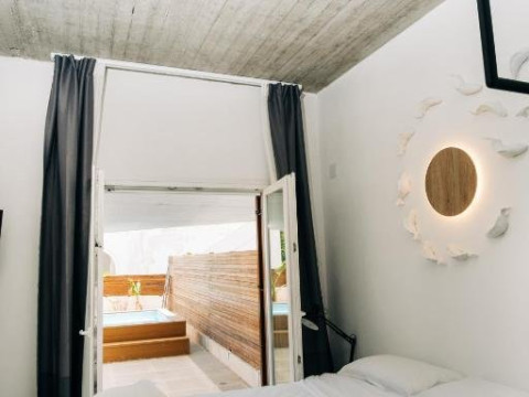 Mesanto Luxury Suites (Megalochori Santorini)