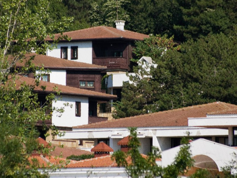 HOLIDAY VILLAGE