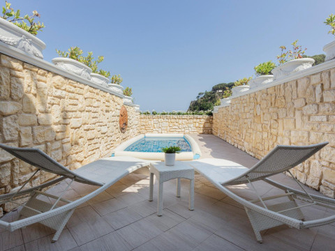 VRETREATS MAZZARO' SEA PALACE
