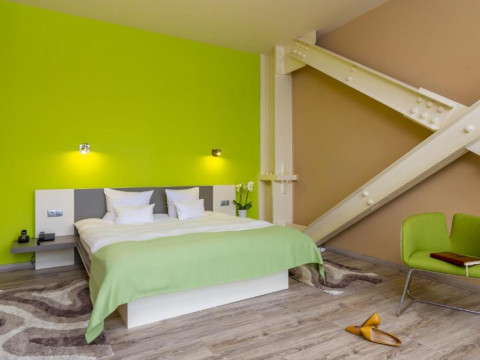HOTEL WEST CITY.