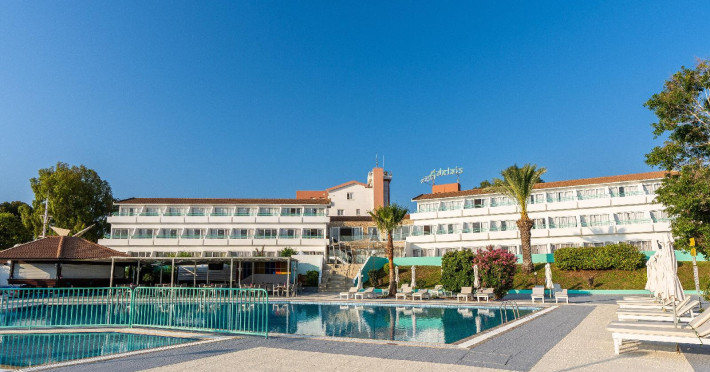 adelais-bay-hotel-2b0c358df5337a22.jpeg