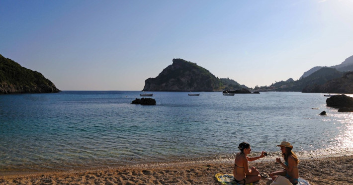 akrotiri-beach-20a5795dfd122a82.jpeg
