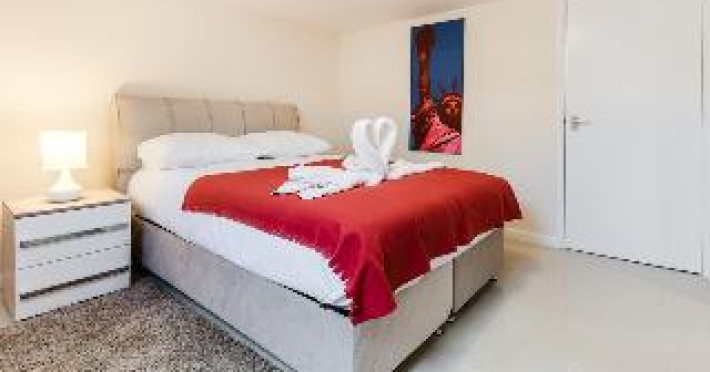 aldgate-commercial-house-apartments-7161a983bafd2be3.jpeg