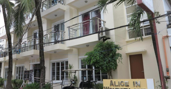 alice-in-wonderland-beach-hotel-e979a715cbeffc86.jpeg