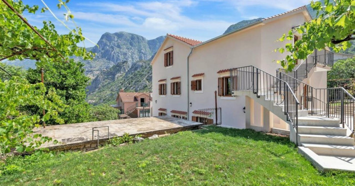 apartments-mezini-11-5a5eaefa8517236e.jpeg