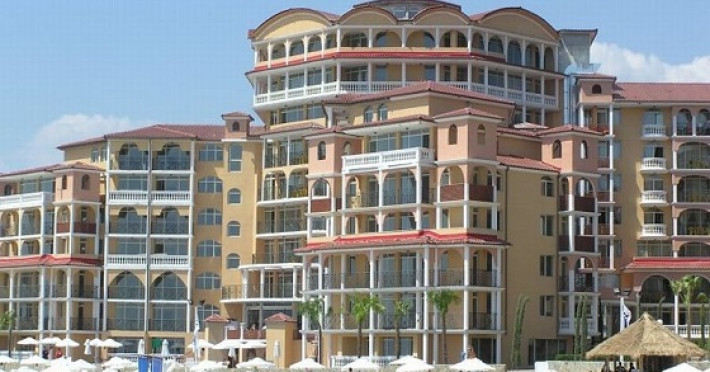 atrium-beach-e58a39838a15fd85.jpeg