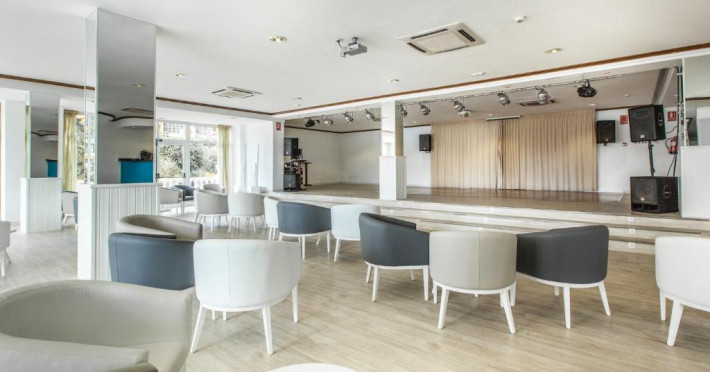 avra-imperial-hotel-f0ea6b1b348eb8c9.jpeg