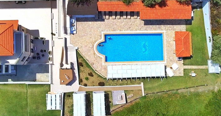 bungalow-white-apartments-and-suites-32851d126ccbeb0c.jpeg