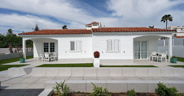 bungalows-adonis-cc8a087f98d3ccea.jpeg