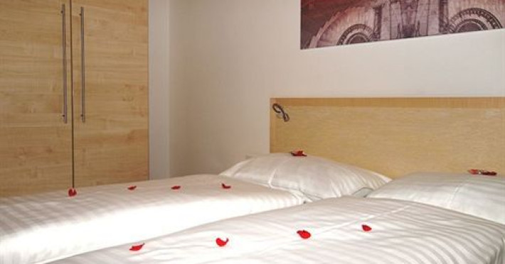 checkvienna-maria-theresien-strasse-da39fcbab995232b.jpeg