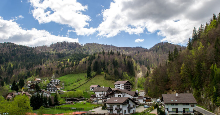 complex-cheile-gradistei-moieciu-21a86516fbb9d70a.jpeg