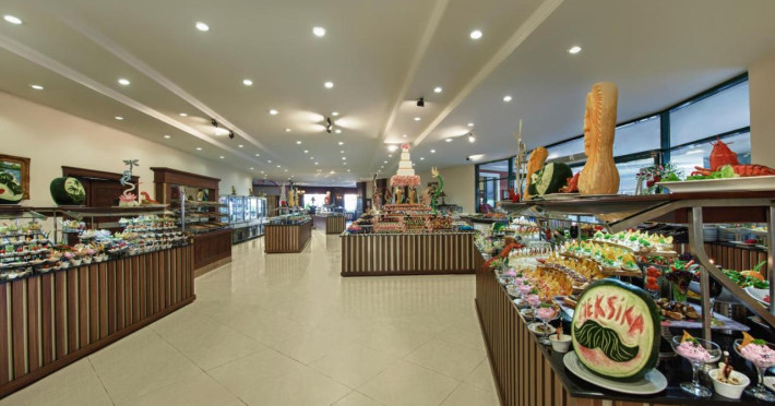 delphin-palace-hotel-289da6633f56880a.jpeg