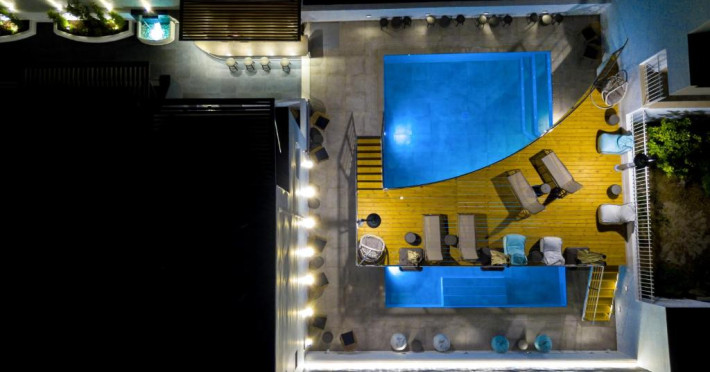 deluxe-hotel-santorini-7823541d754deeaf.jpeg