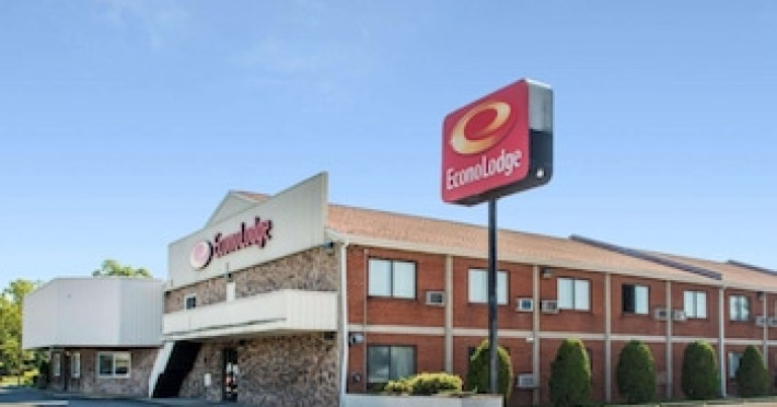 econo-lodge-darien-lakes-e138cec9dd1a8679.jpeg