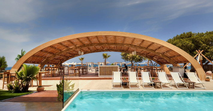 enorme-teatro-beach-resort-010074cfc91809fb.jpeg