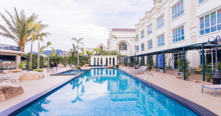 erawan-hotel-b4ec13ab3ad1a592.jpeg