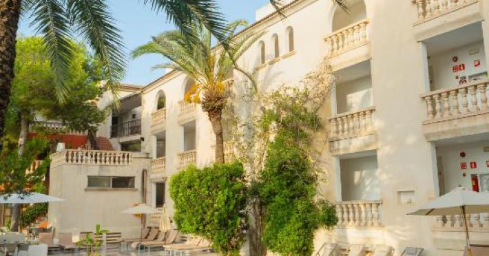 es-baulo-petit-hotel-cb00109df8677c2f.jpeg