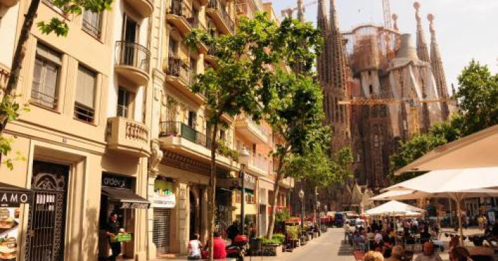 gaudi-sagrada-familia-apartment-c62b99f0c1762f09.jpeg