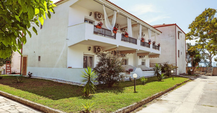 golden-deer-apartments-fourka-chalkidiki-897b7e4c9ed48a4c.jpeg