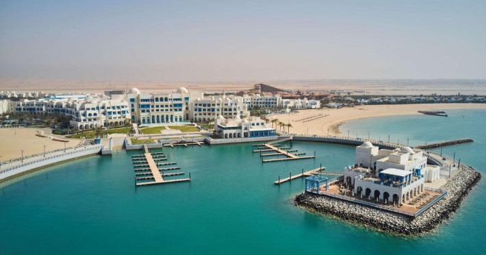 hilton-salwa-beach-resort-and-villas-8f98ed7bcba94053.jpeg