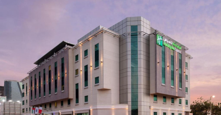 holiday-inn-express-dubai-safa-park-415aa23681e21a3f.jpeg
