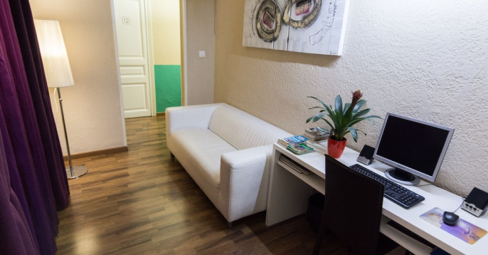 hostal-lesseps-89c045fb41e03350.jpeg