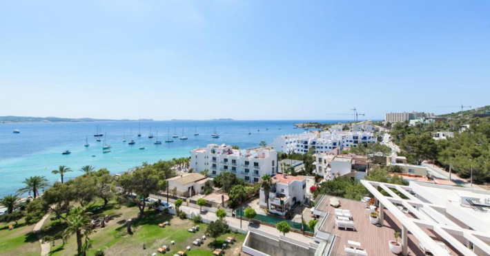 hotel-abrat-a98212a7aec7a9e2.jpeg