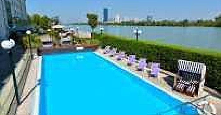 hotel-hilton-vienna-danube-waterfront-97714cc5e4cfd55b.jpeg