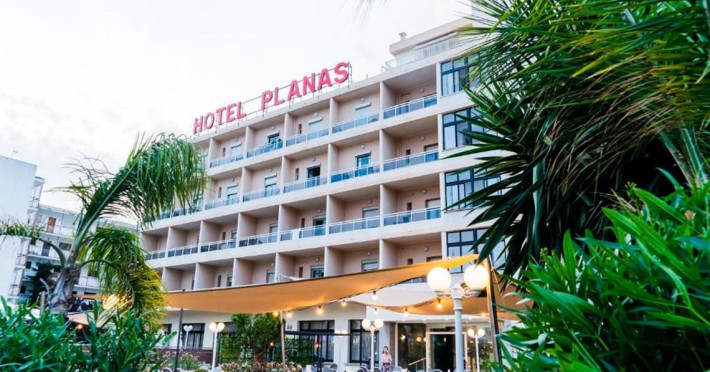 hotel-planas-e575166d5ff4e5cc.jpeg