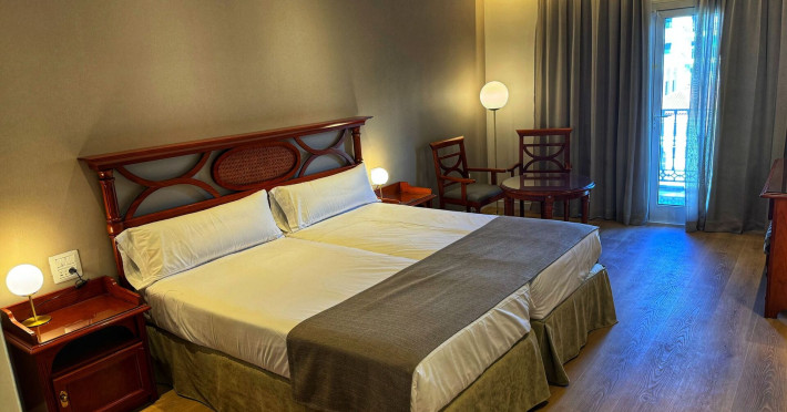 hotel-reveron-plaza-6589f057fff4b7e9.jpeg
