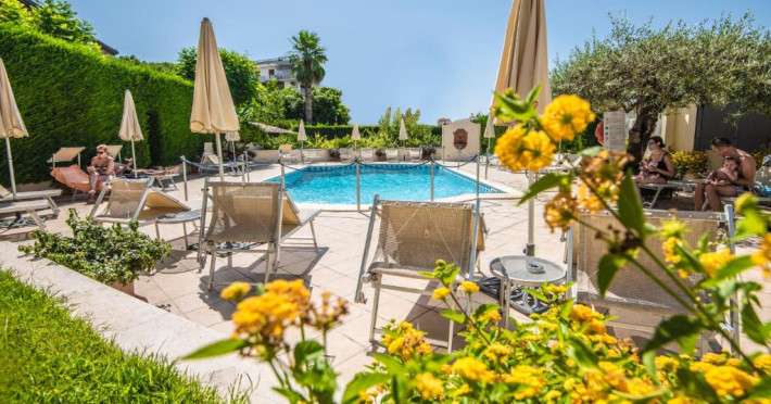hotel-villa-daphne-6a99bd444bd822b7.jpeg