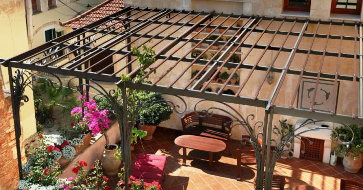 ionas-boutique-hotel-cd48b28f5a60319d.jpeg