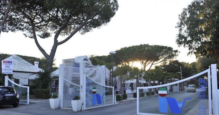 la-serra-holiday-village-beach-f33c33beed3da3ac.jpeg