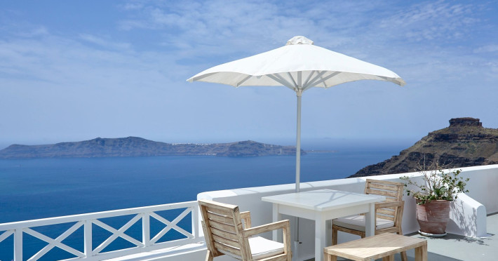 manos-small-world-santorini-b3593bbfc3934173.jpeg