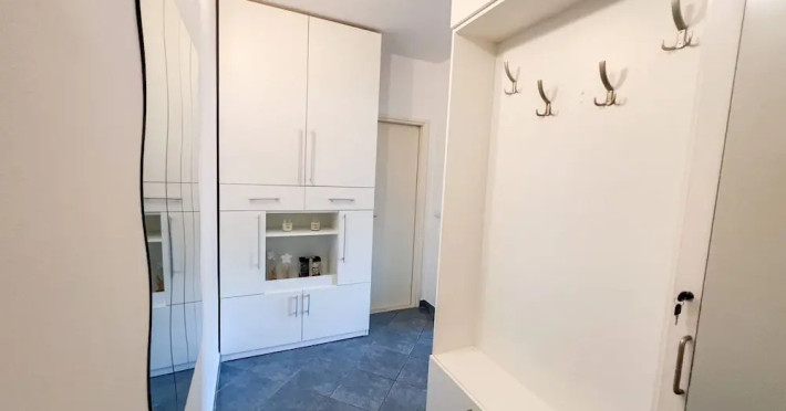 mirror-apartment-96bd04d5f3d40f75.jpeg