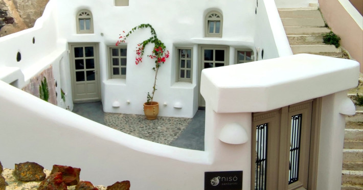 niso-santorini-04c6352e3634525a.jpeg