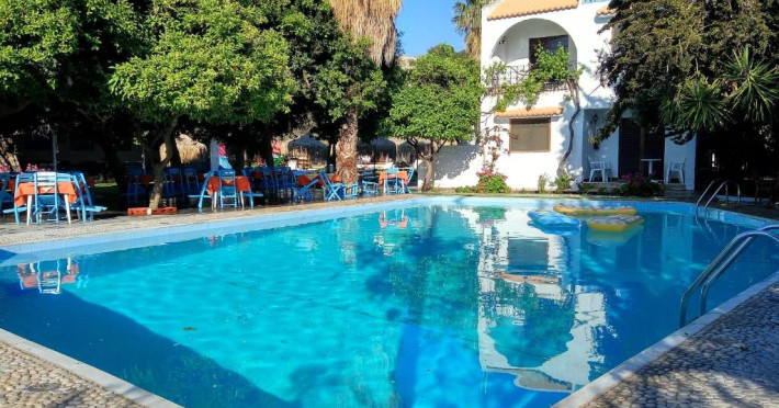 oasis-hotel-bungalows-85ca633af576ee04.jpeg