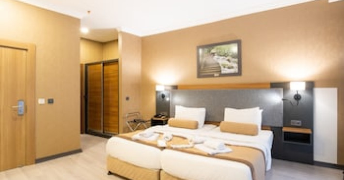 orange-hotel-f18d65d0cd05f5b7.jpeg