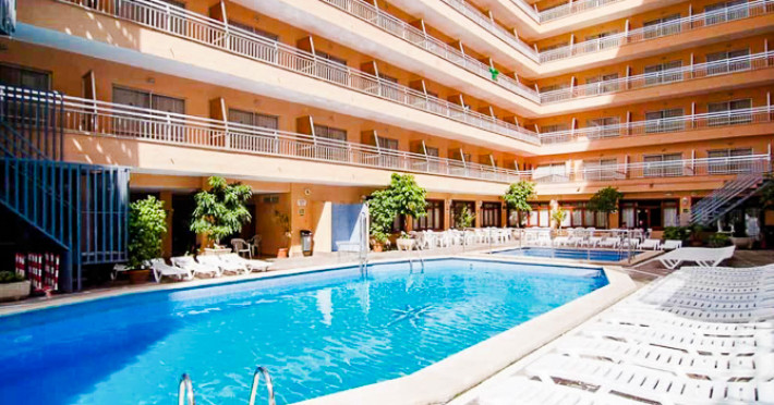 pinero-bahia-de-palma_239_mallorca-hotel-pinero-bahia-de-palma-piscina-exterioara-sezlonguri.jpg