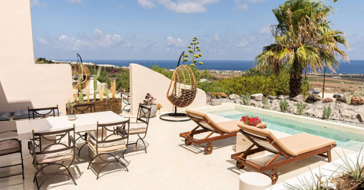 pink-freud-villas-santorini-cf7a5c094c1621ba.jpeg