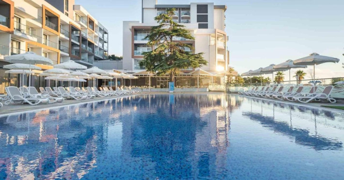 piscina-823b27922d73c85f.jpeg