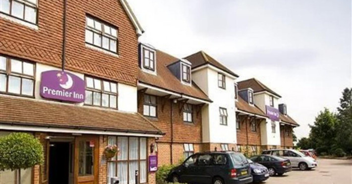 premier-inn-london-gatwick-airport-south-london-road-d215581d442b9d79.jpeg