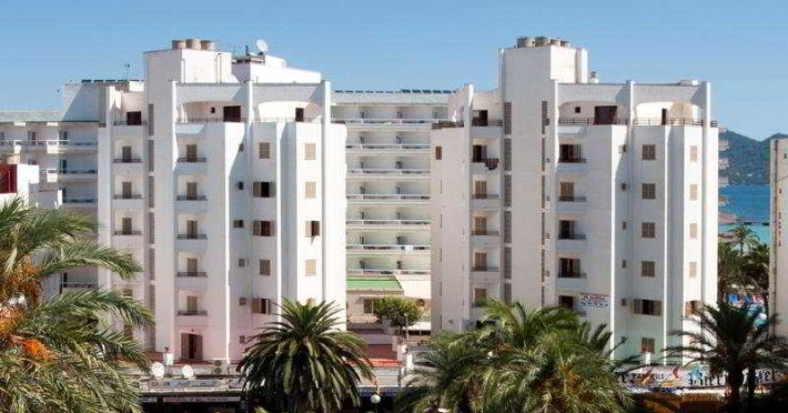 r2-cala-millor-beach-apartments-41ea6e84a64035a0.jpeg