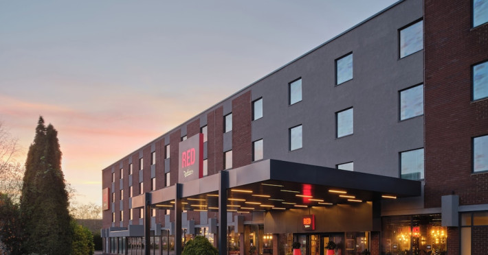 radisson-red-london-gatwick-airport-b4826212423c8983.jpeg