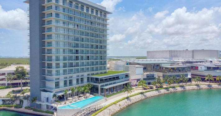 renaissance-cancun-resort-marina-e1ece6d878f5654a.jpeg