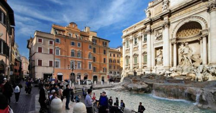 rent-in-rome-trevi-fountain-suite-90edbac55a77d816.jpeg