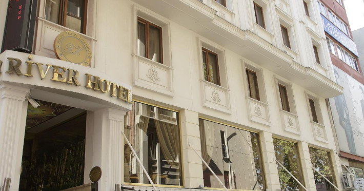 river-hotel-ba118f3a6f48e7be.jpeg